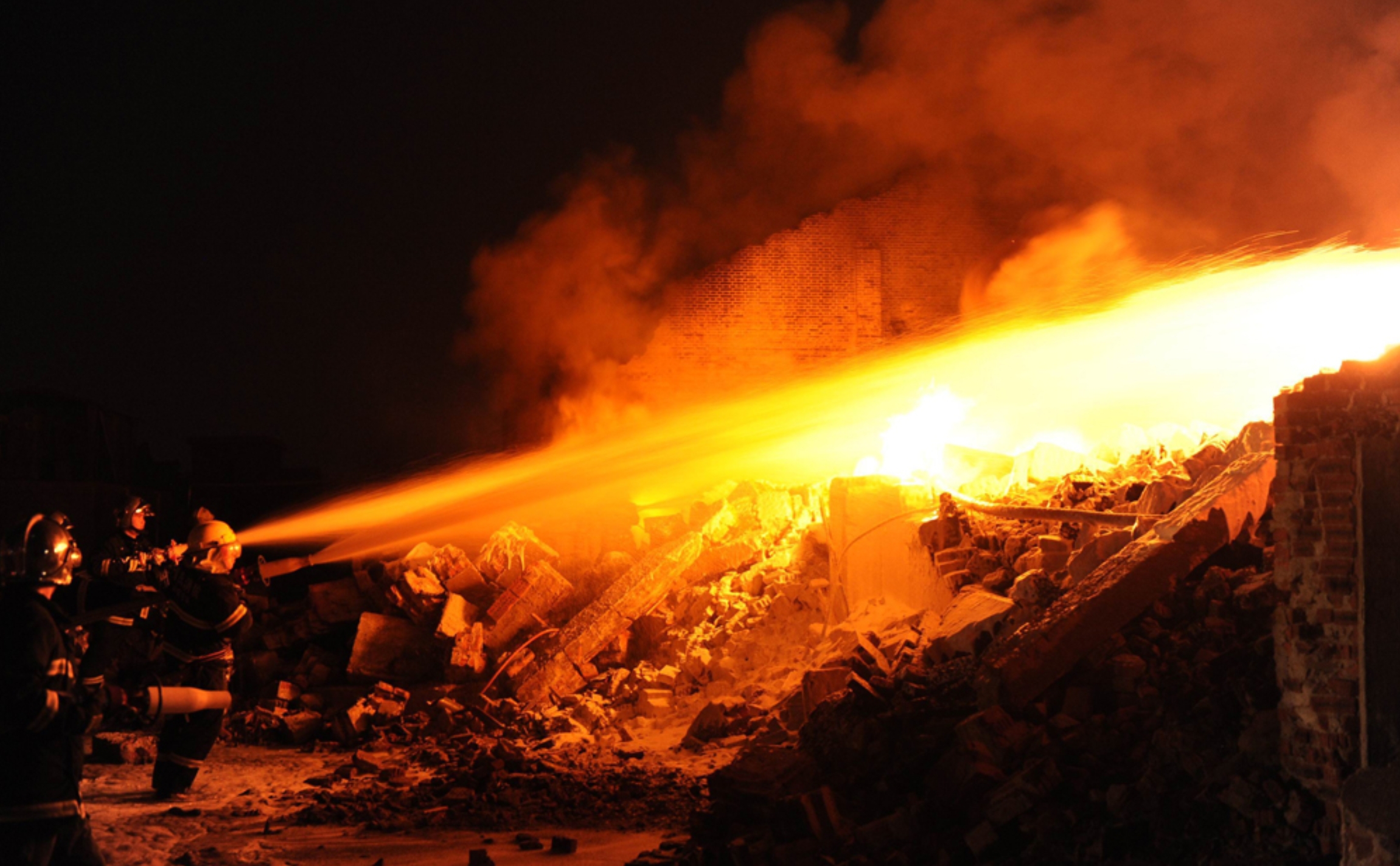 《火场中的钢铁脊梁》