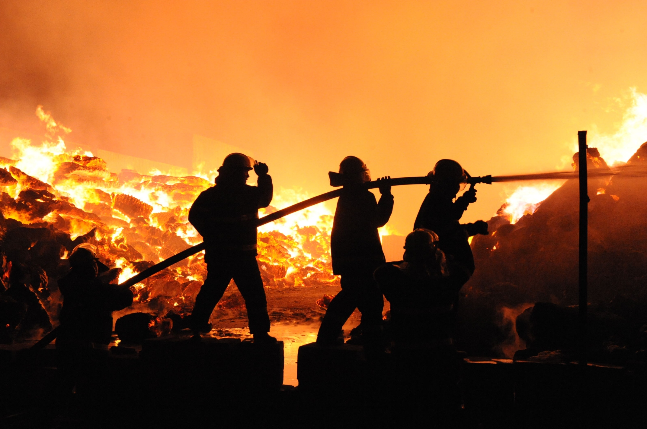 《火场中的钢铁脊梁》