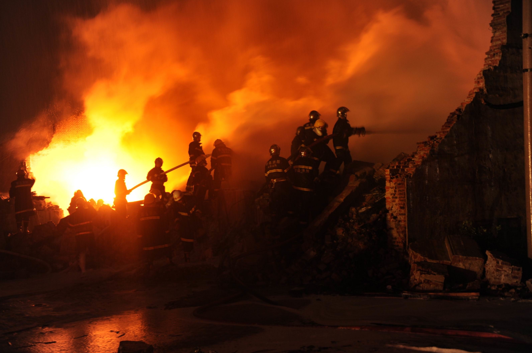 《火场中的钢铁脊梁》