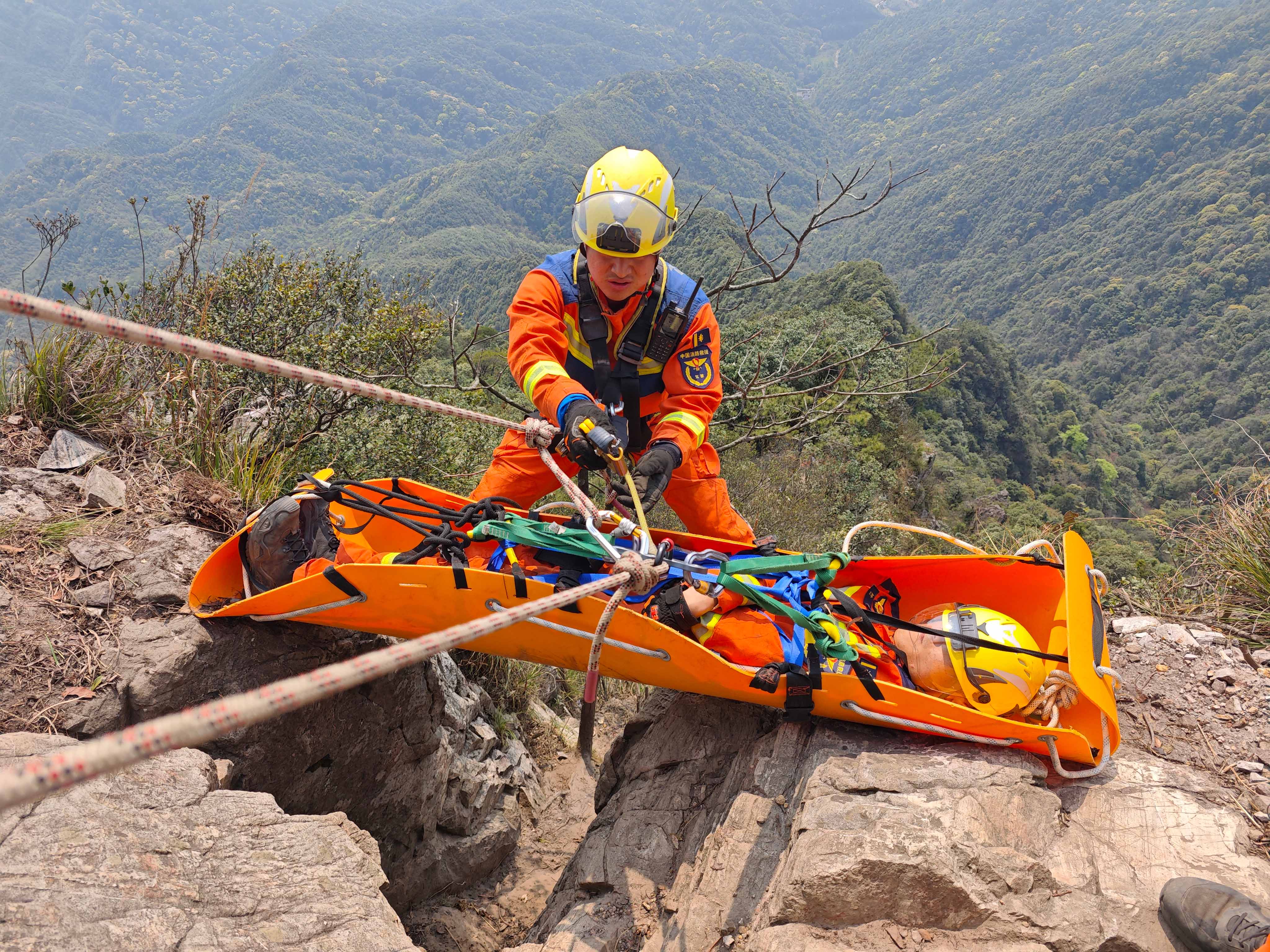 《人民至上、生命至上》