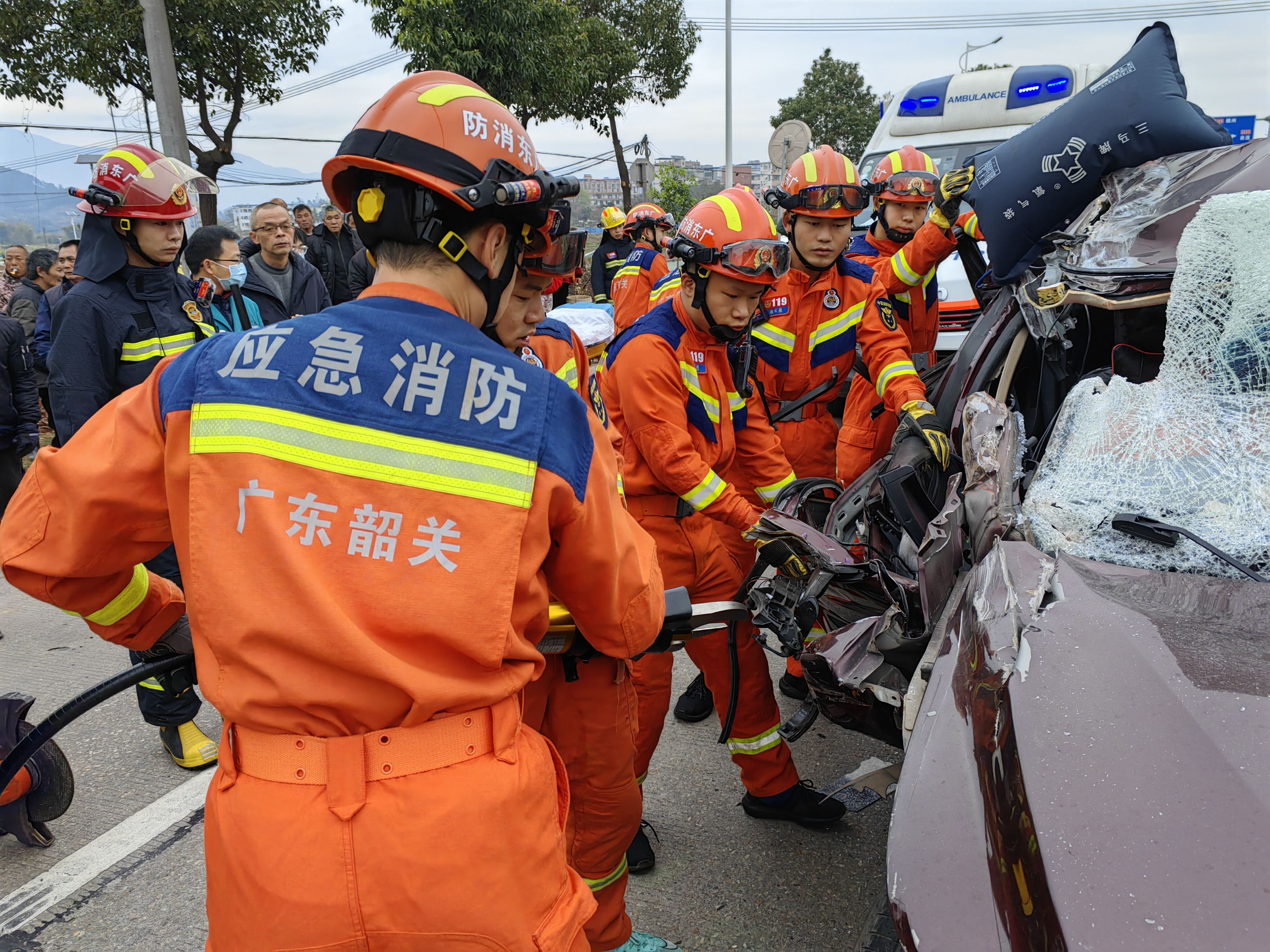 《人民至上、生命至上》