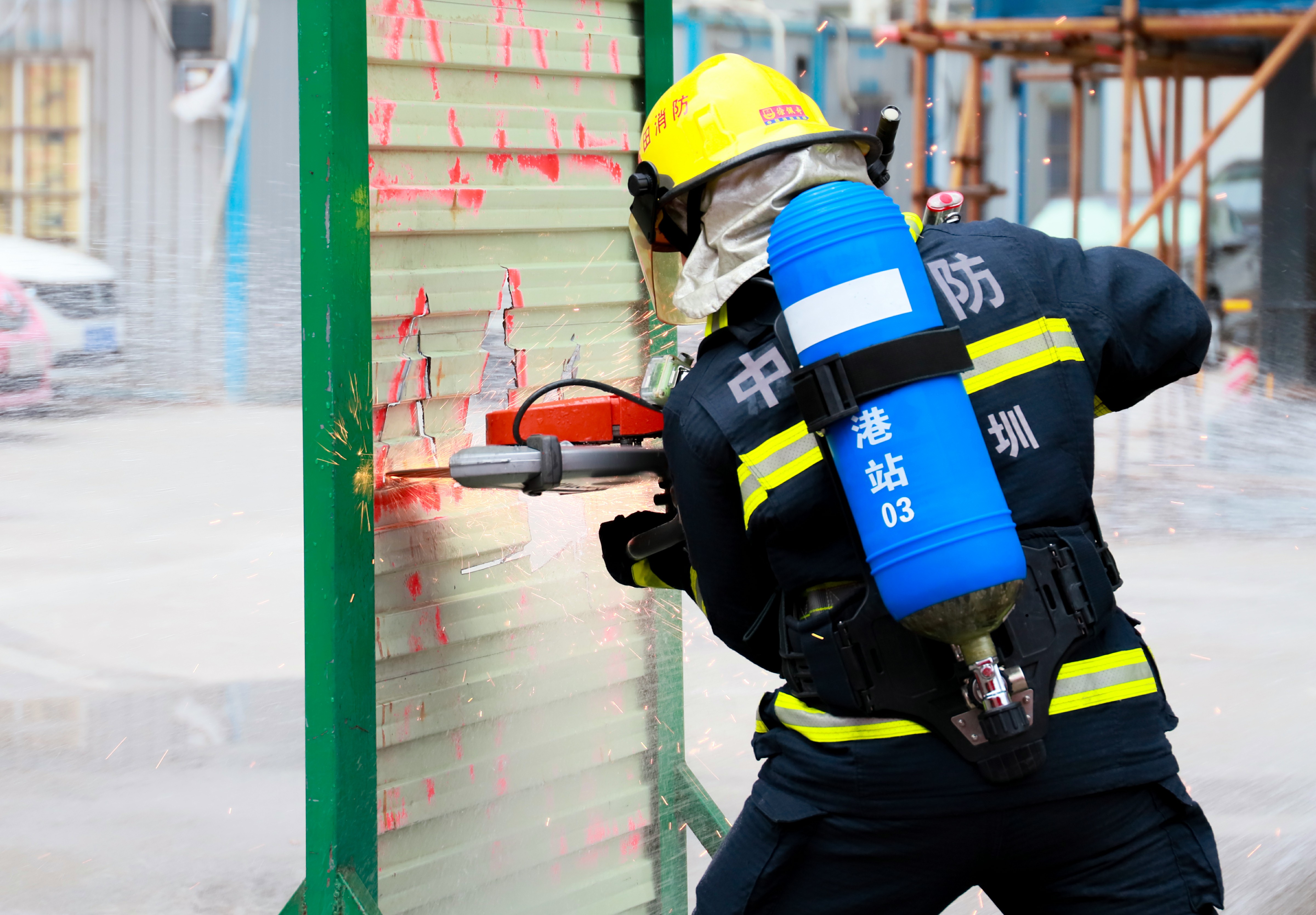 光影下的消防力量：演练与坚守