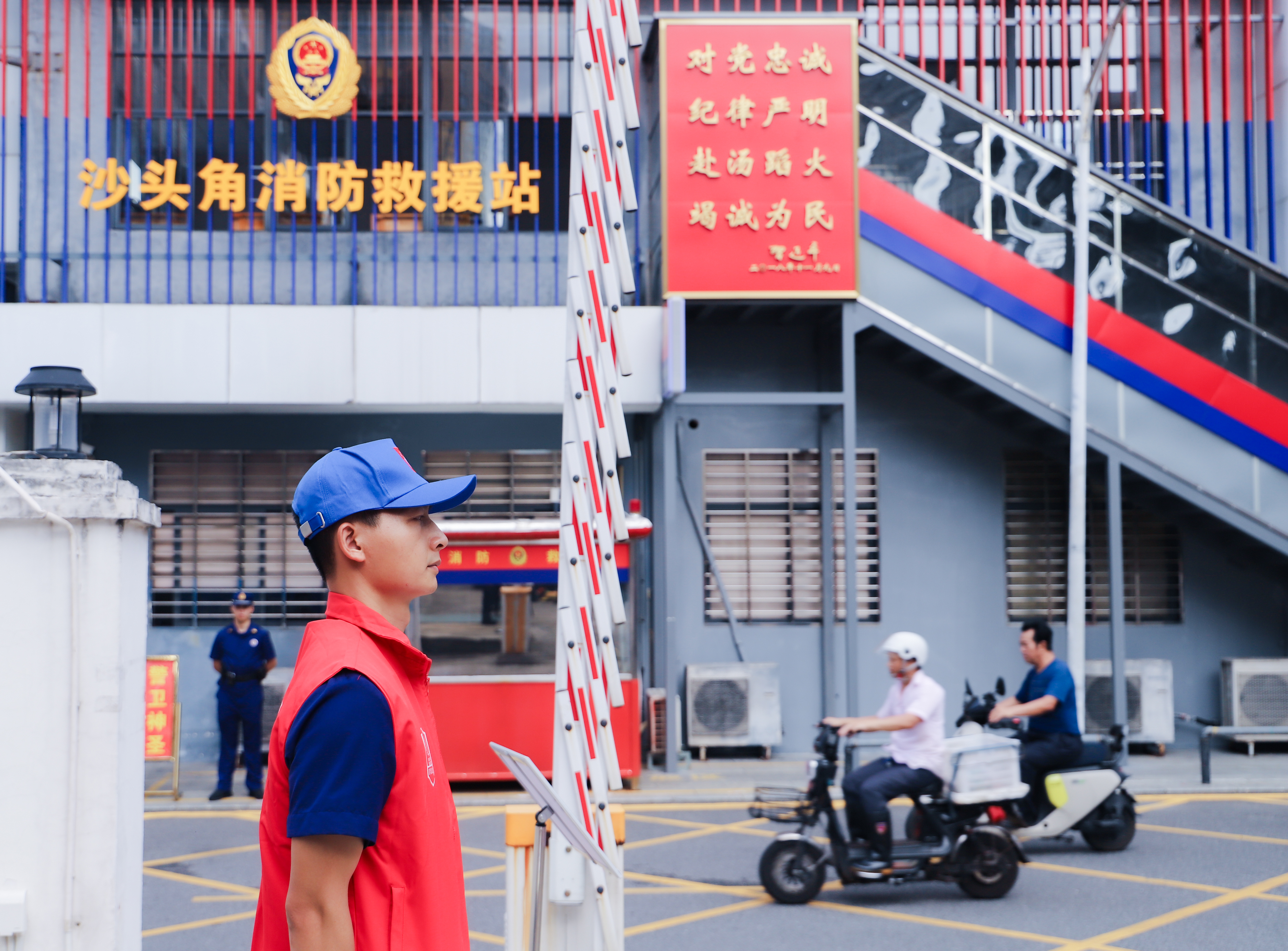 光影下的消防力量：演练与坚守