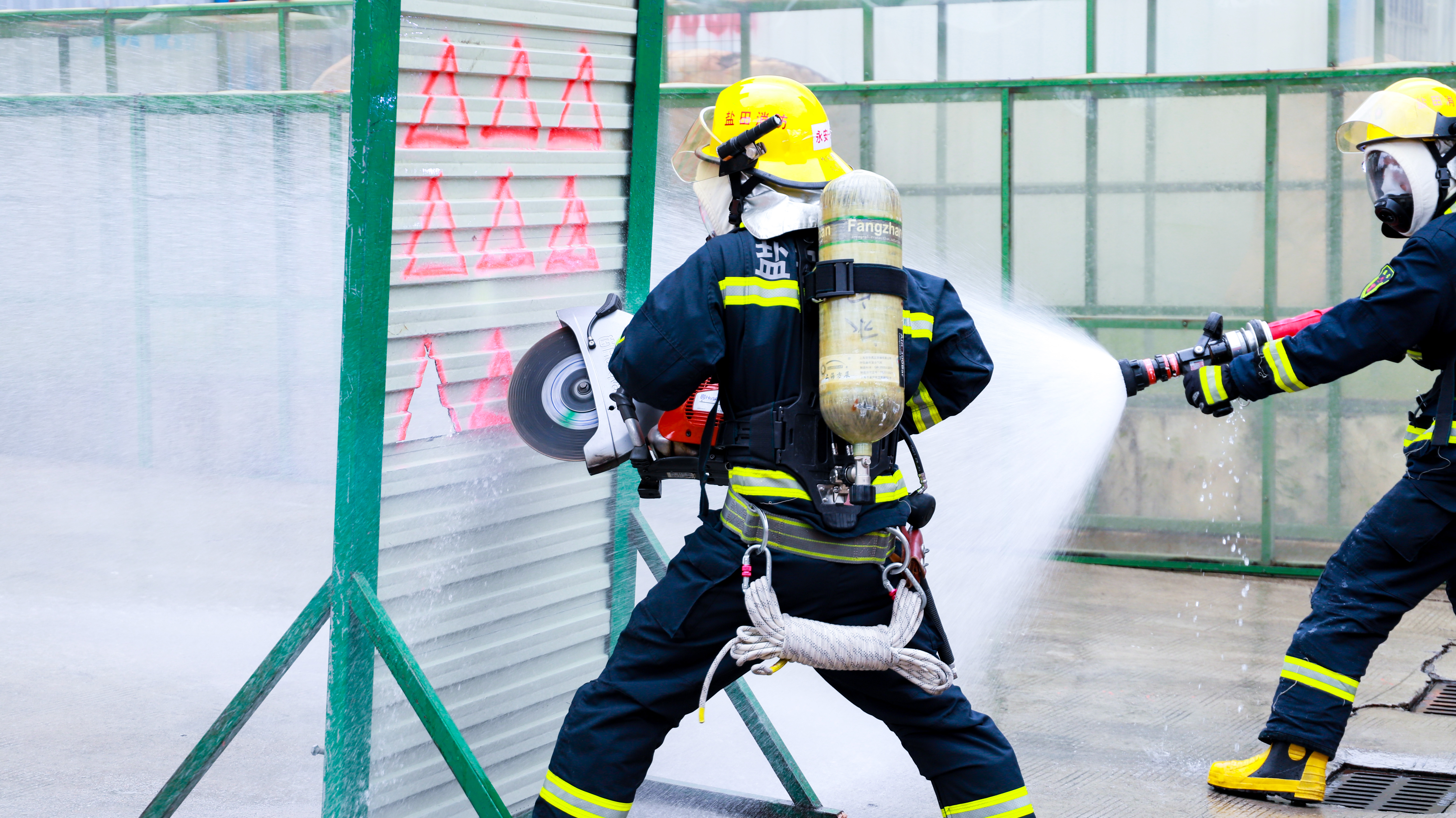 光影下的消防力量：演练与坚守