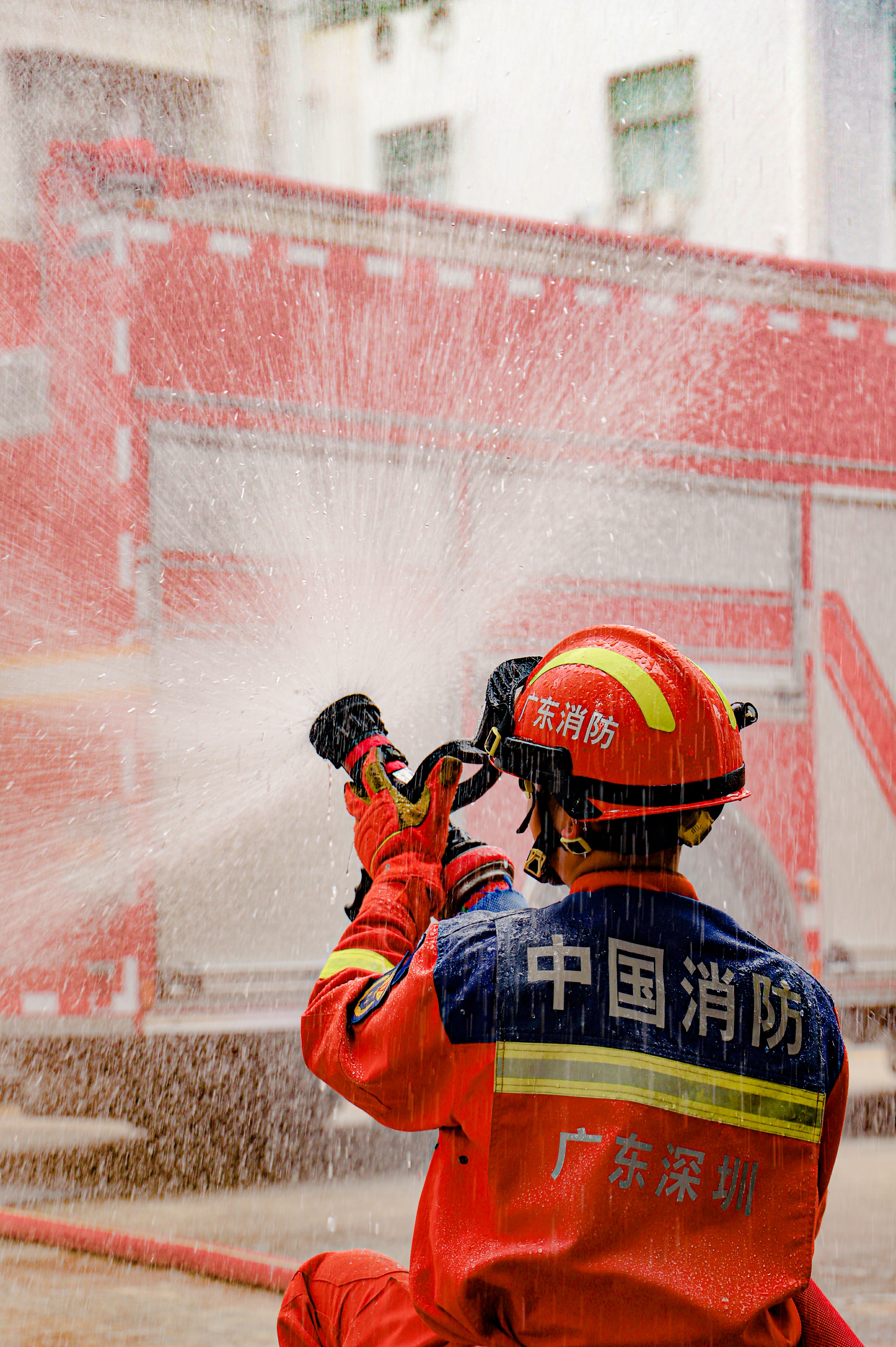 光影下的消防力量：演练与坚守