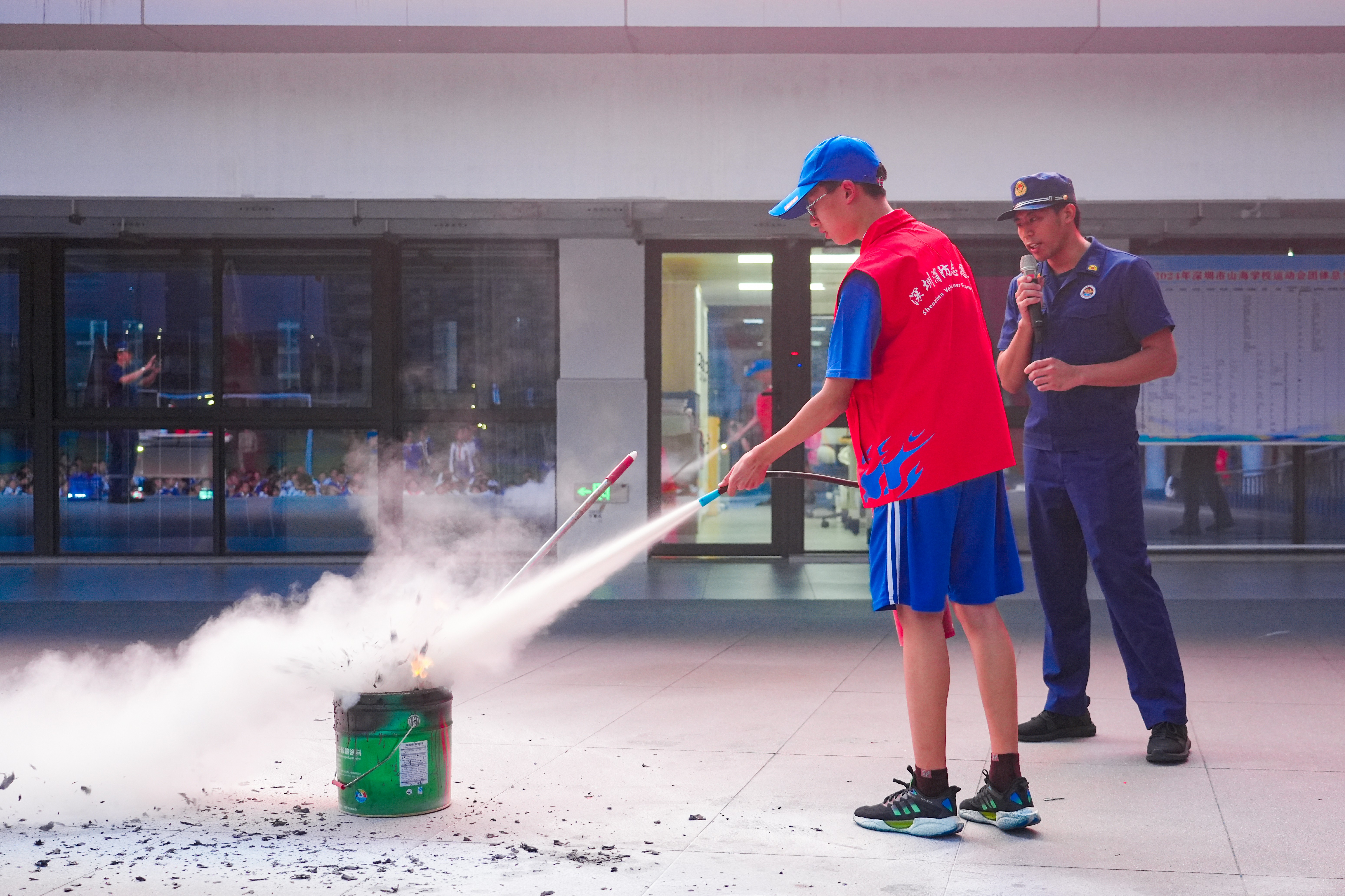 光影下的消防力量：演练与坚守