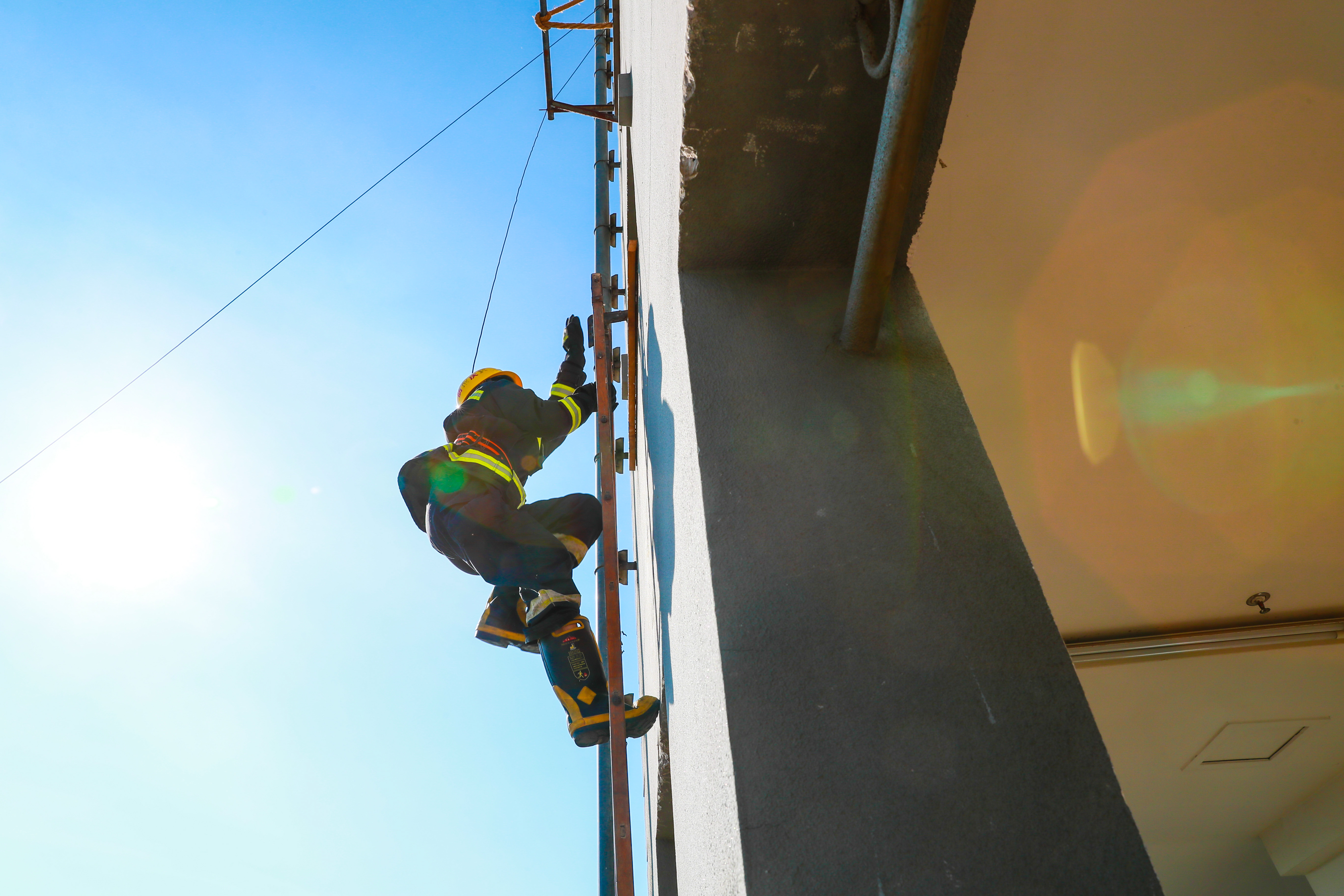 《蔚蓝之下的橙色守护》