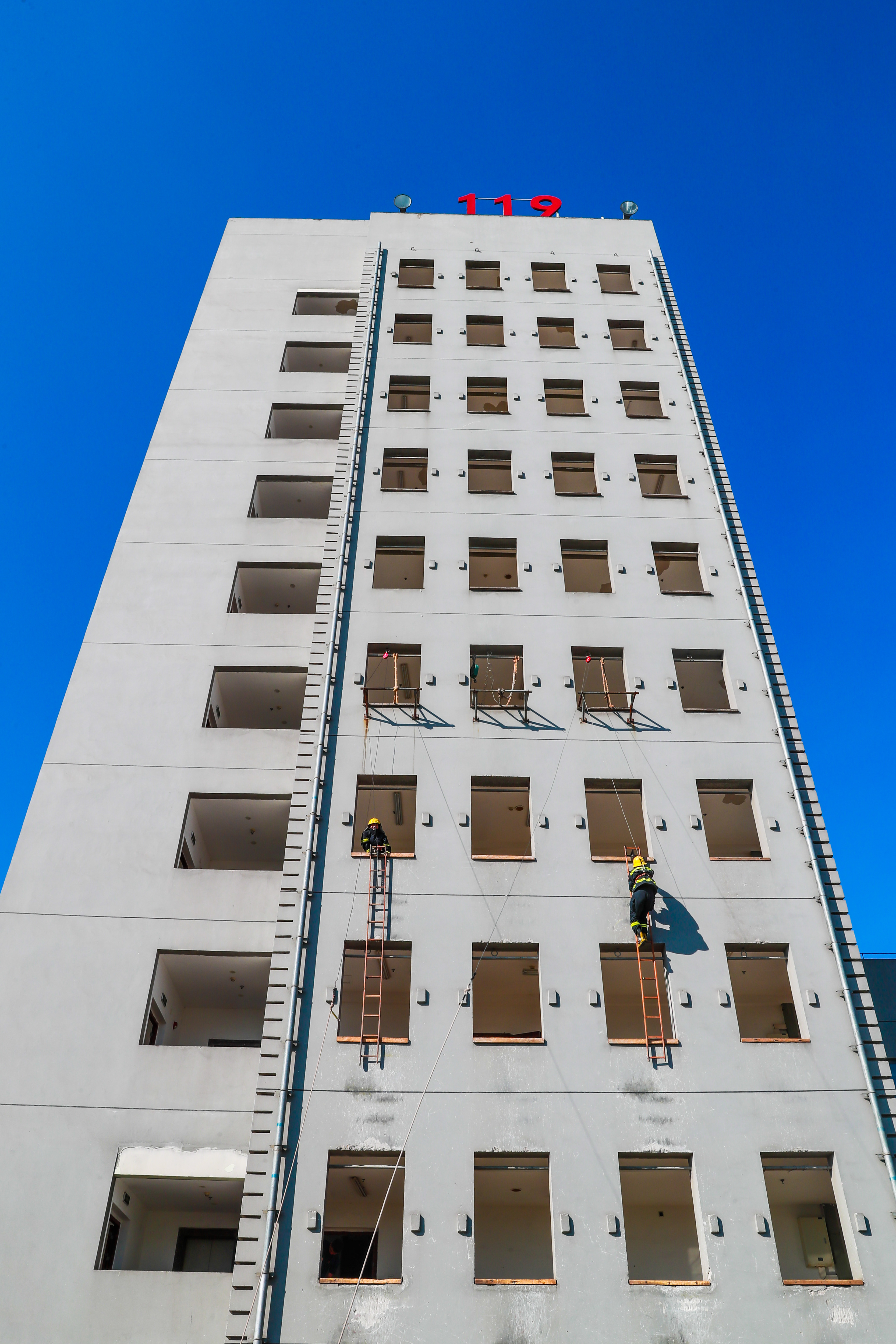 《蔚蓝之下的橙色守护》