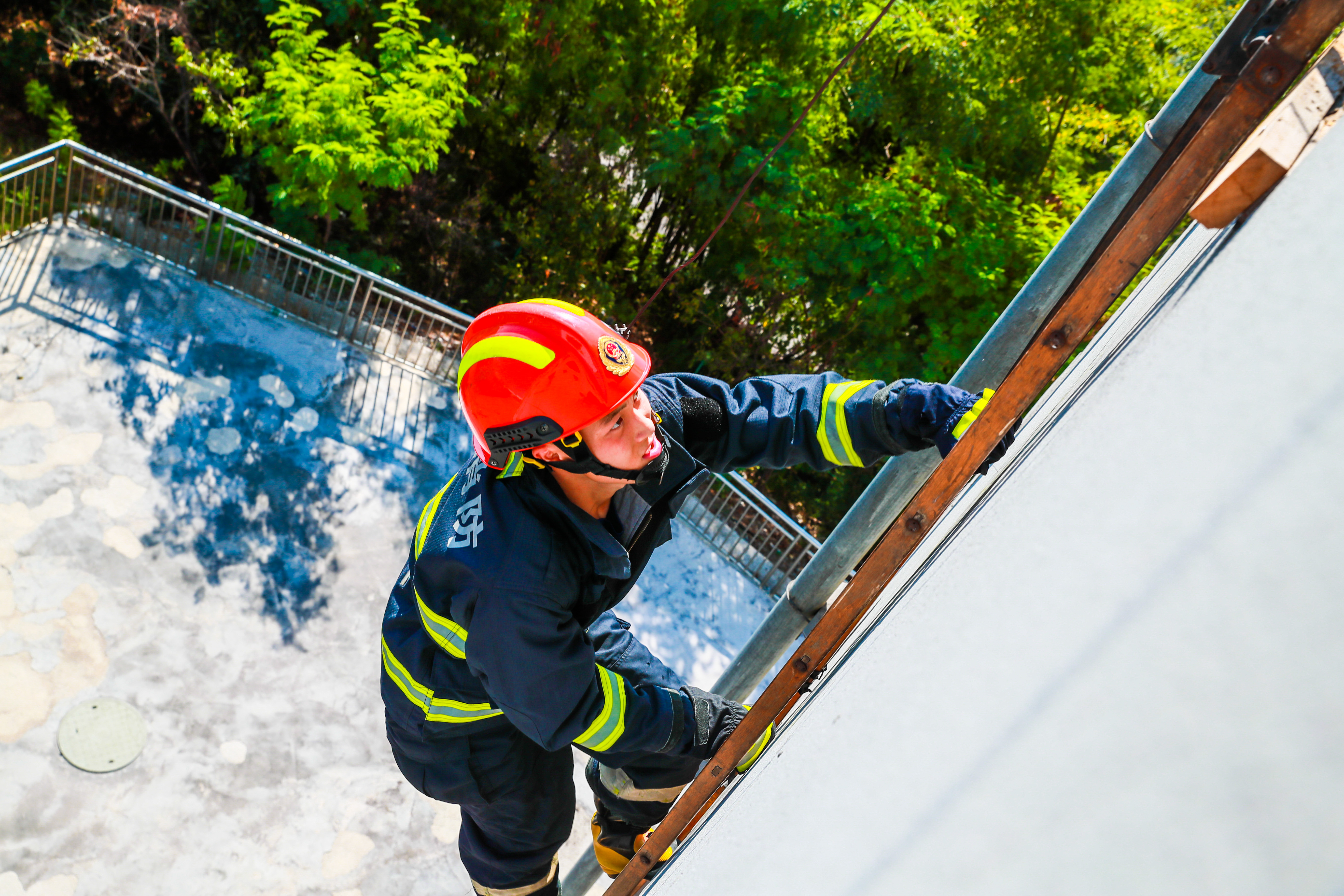 《蔚蓝之下的橙色守护》