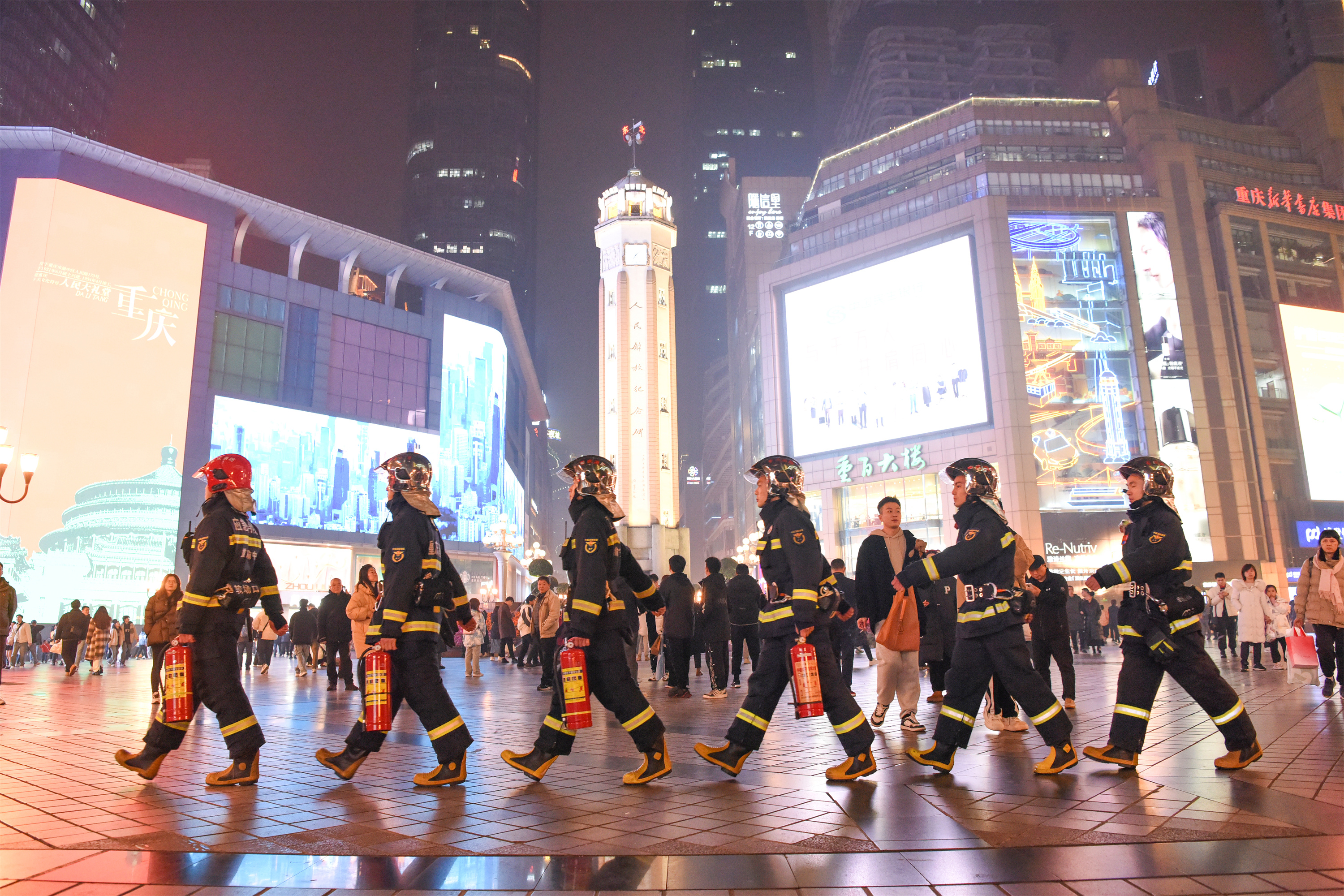 坚守一线——《“蓝朋友”的节日守护》