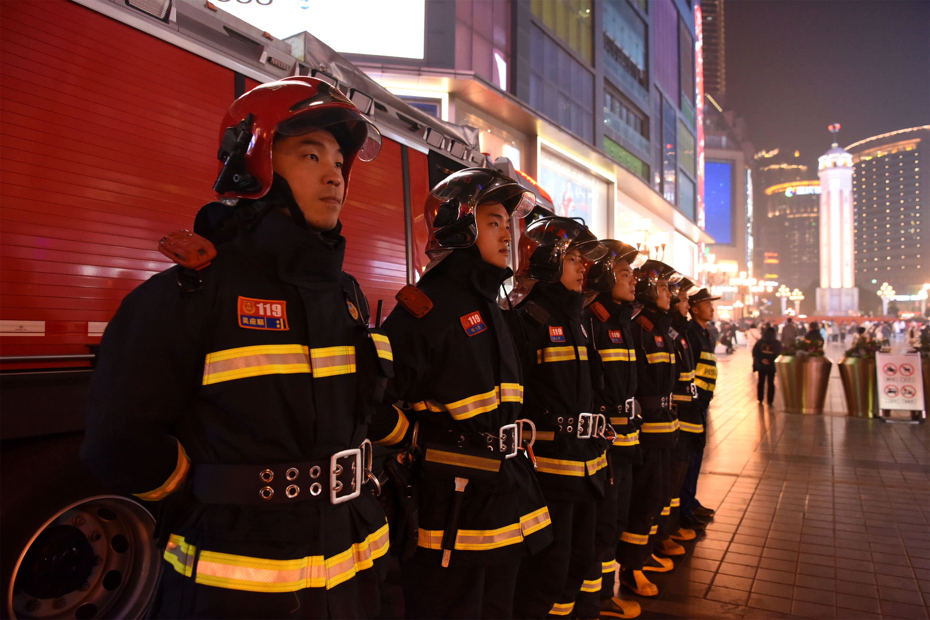 坚守一线——《“蓝朋友”的节日守护》