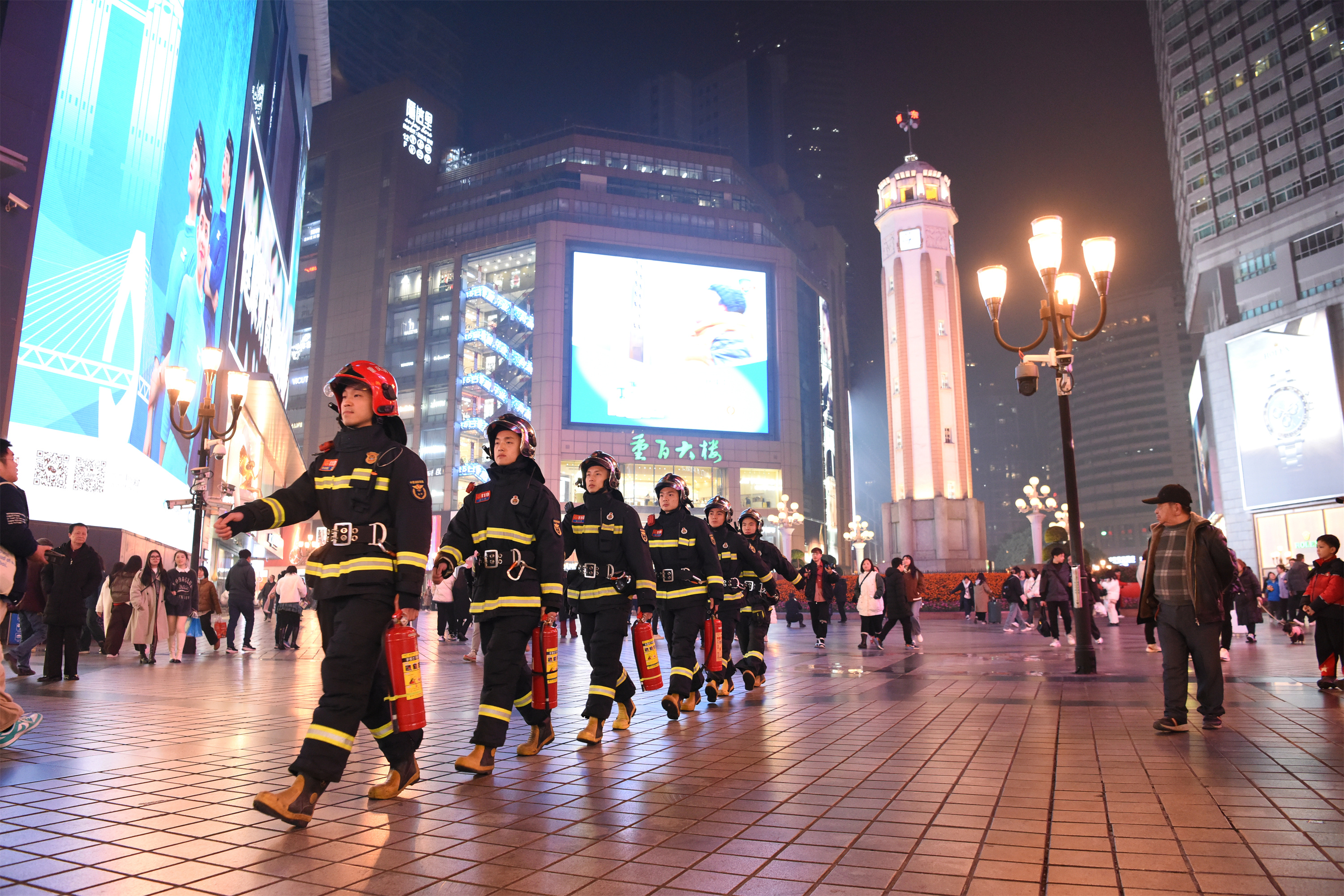 坚守一线——《“蓝朋友”的节日守护》