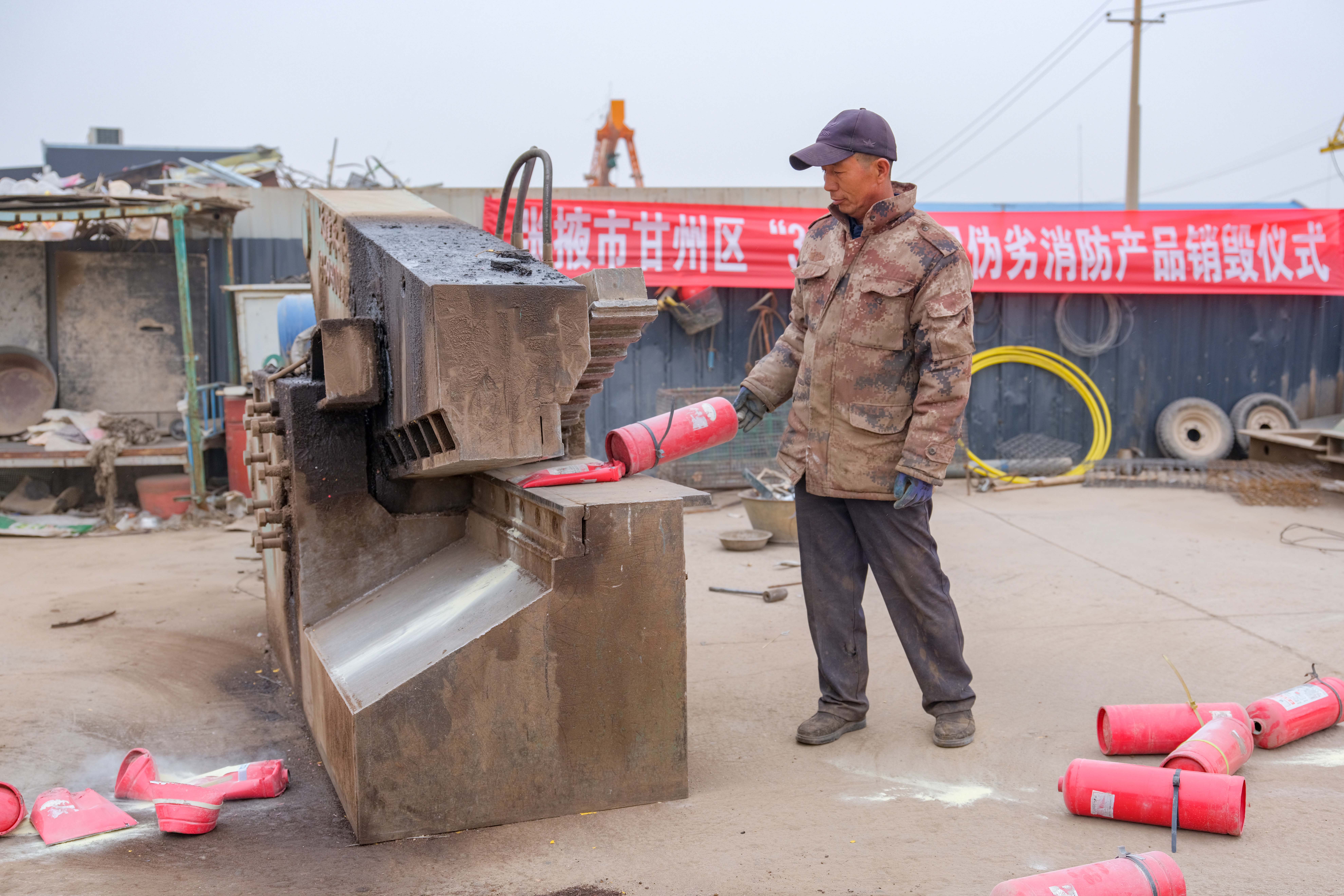 《火患迷雾辨真伪 法度校准生命线》