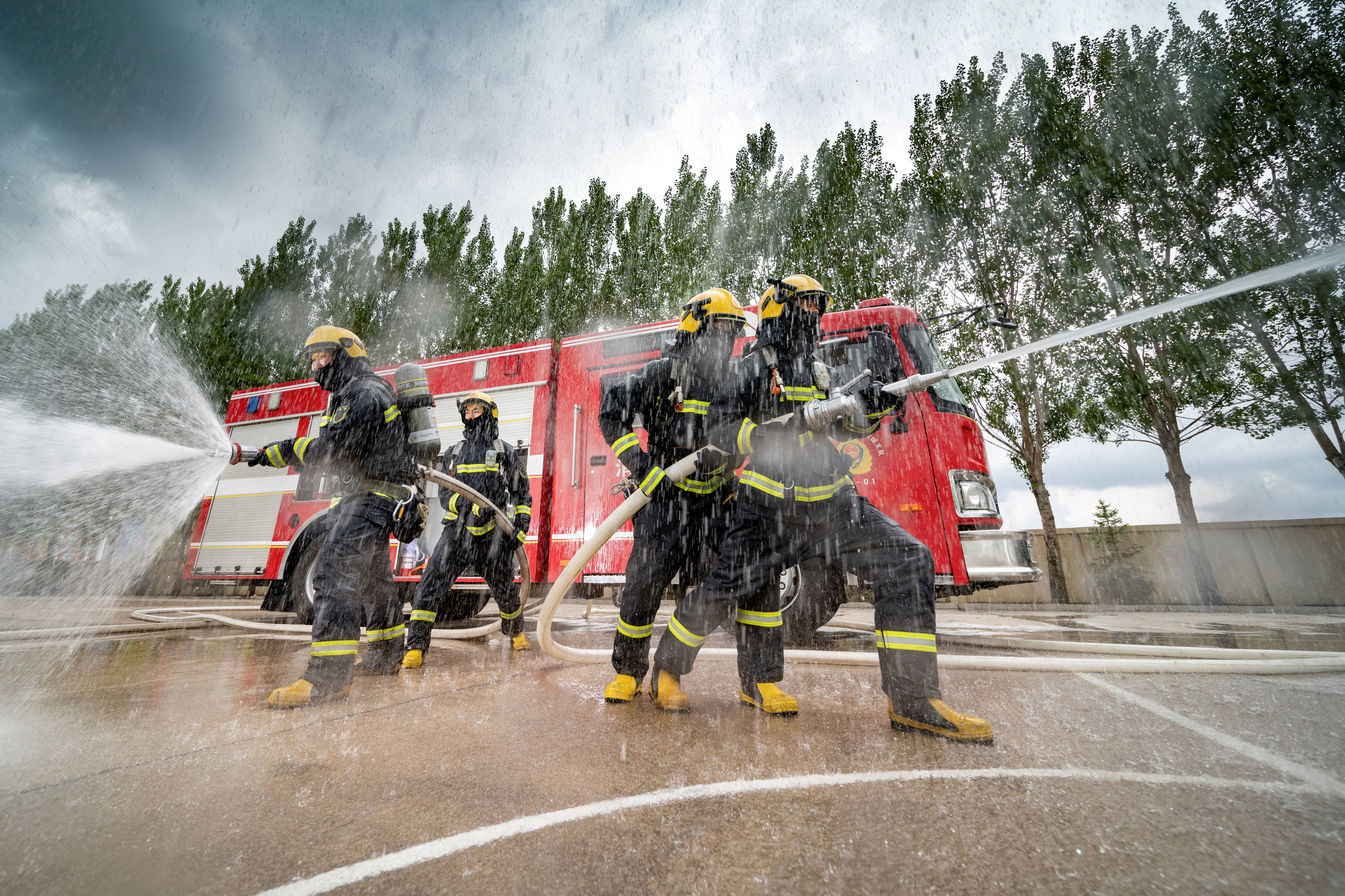 迸发》《对标职能使命、聚力精武强能》《火海敢闯，冲锋在前》《火速驰援，淬炼能力》《聚焦实战导向、凝聚致胜合力》《厉兵秣马练精兵》《披荆斩棘，克难攻坚》《实战引领，砥砺前行》