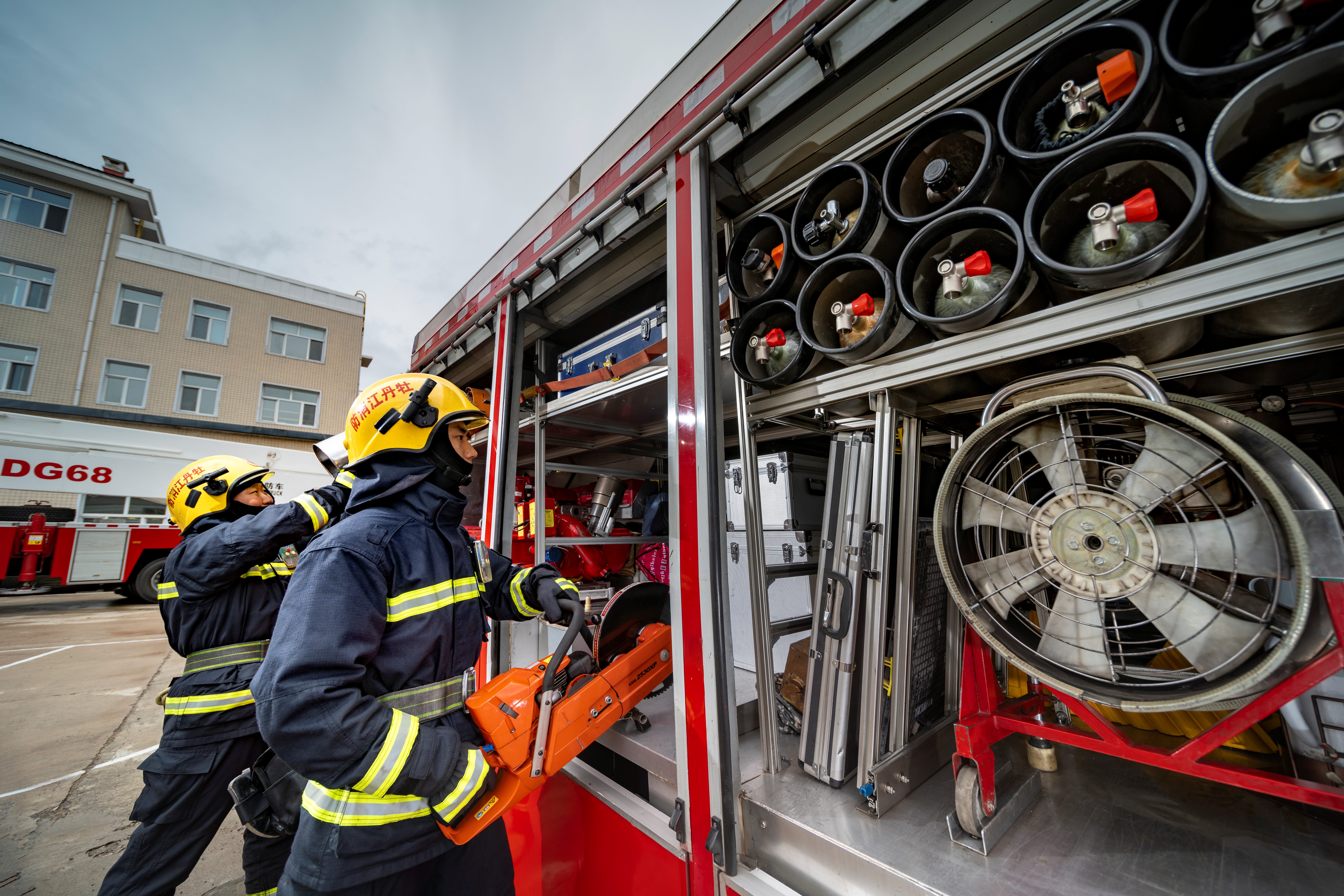迸发》《对标职能使命、聚力精武强能》《火海敢闯，冲锋在前》《火速驰援，淬炼能力》《聚焦实战导向、凝聚致胜合力》《厉兵秣马练精兵》《披荆斩棘，克难攻坚》《实战引领，砥砺前行》