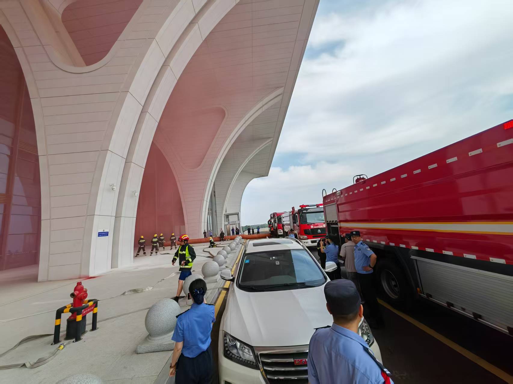 路地警客运站安检消防跨专业联合演练