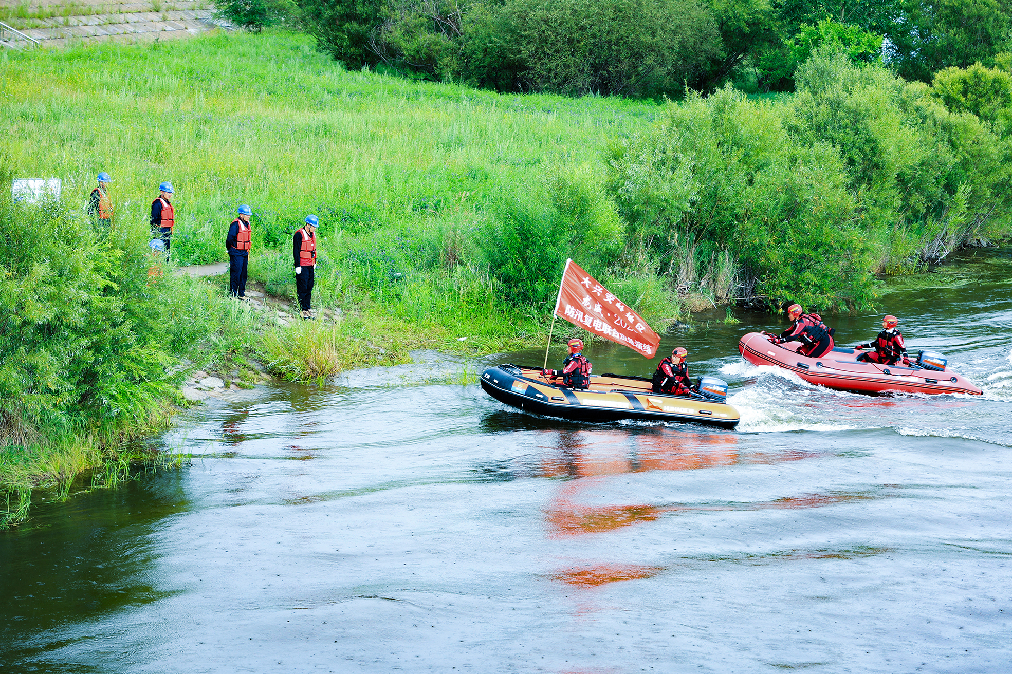 《水上救援 “兄弟连”》组图