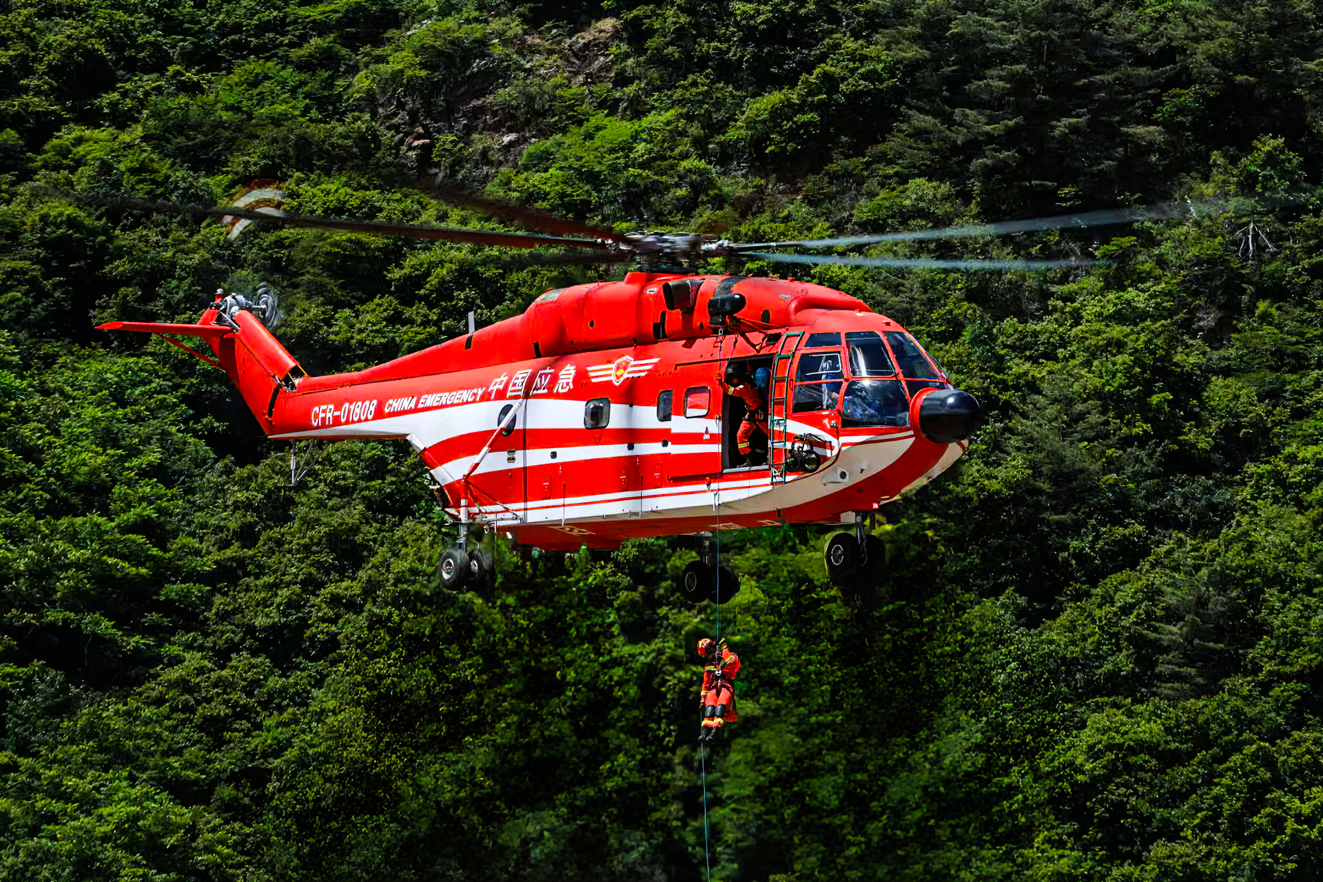 《空中索降，应急先锋》
