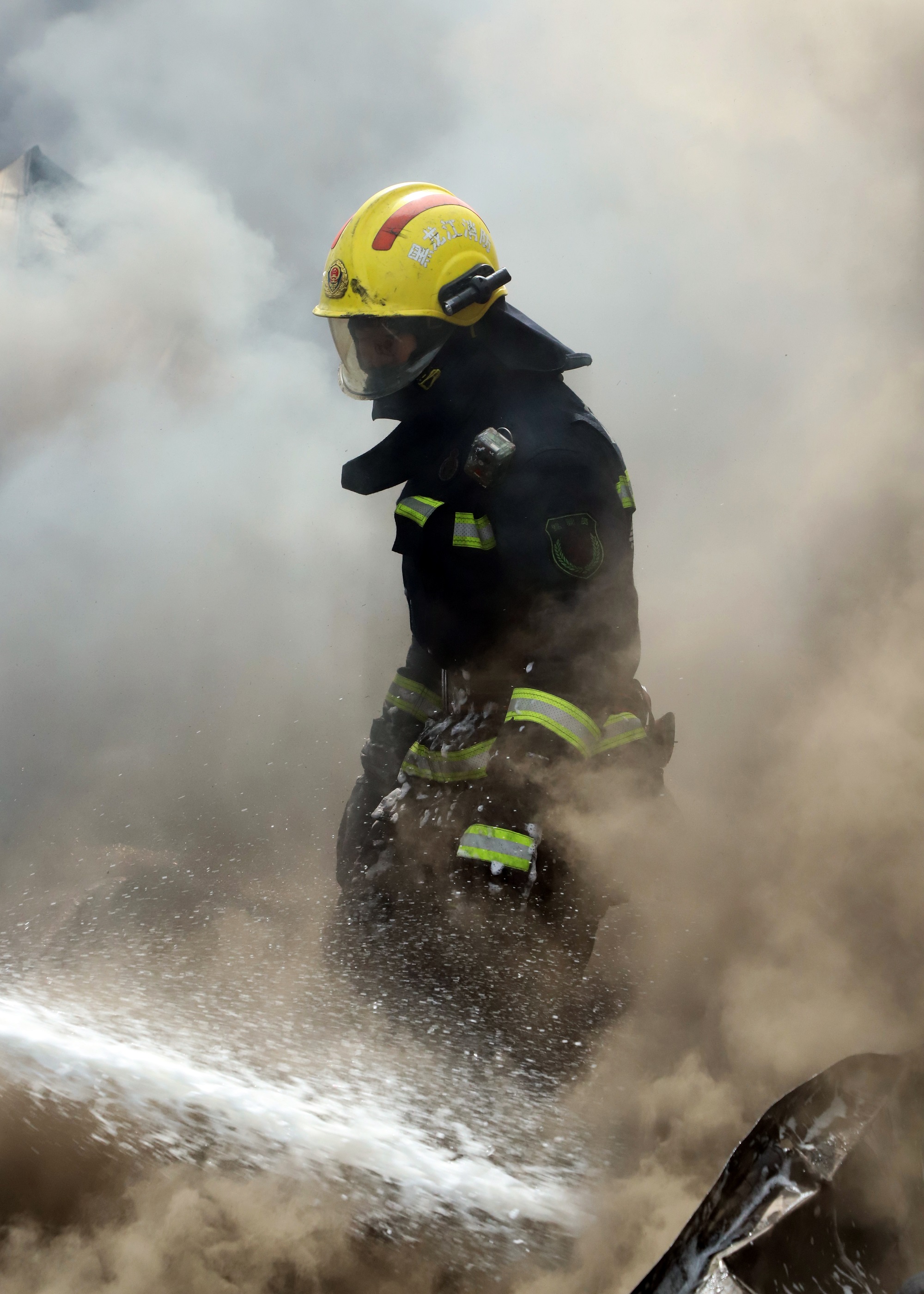 《穿破烟障的卫士》