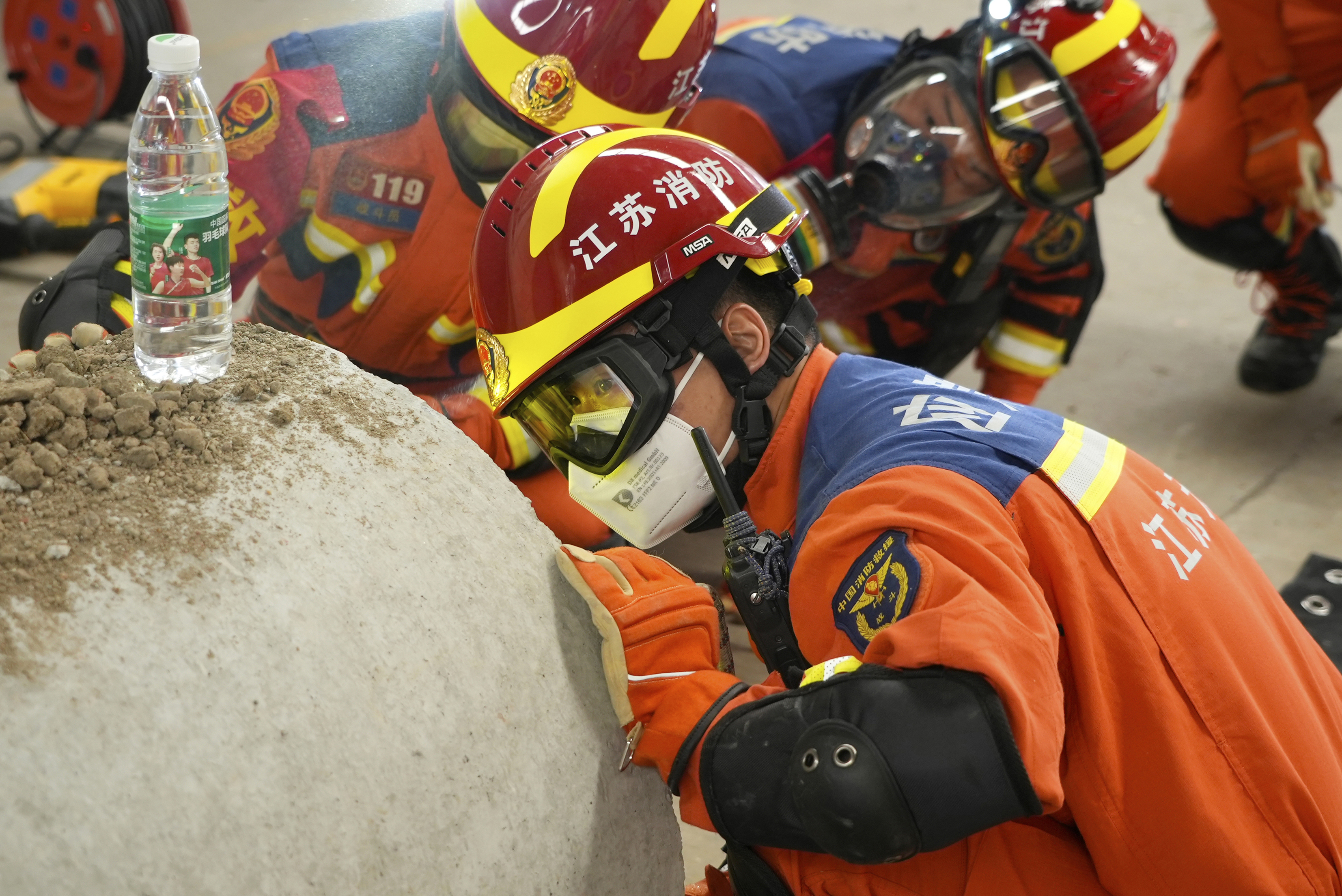 《地震救援实战拉动演练组图》