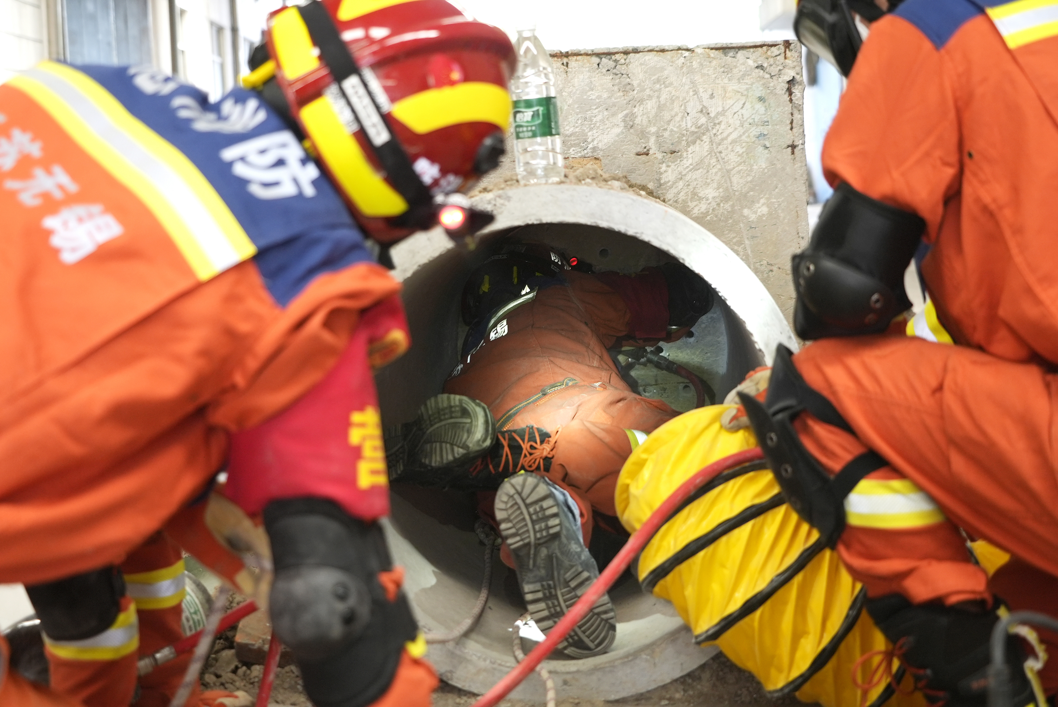 《地震救援实战拉动演练组图》