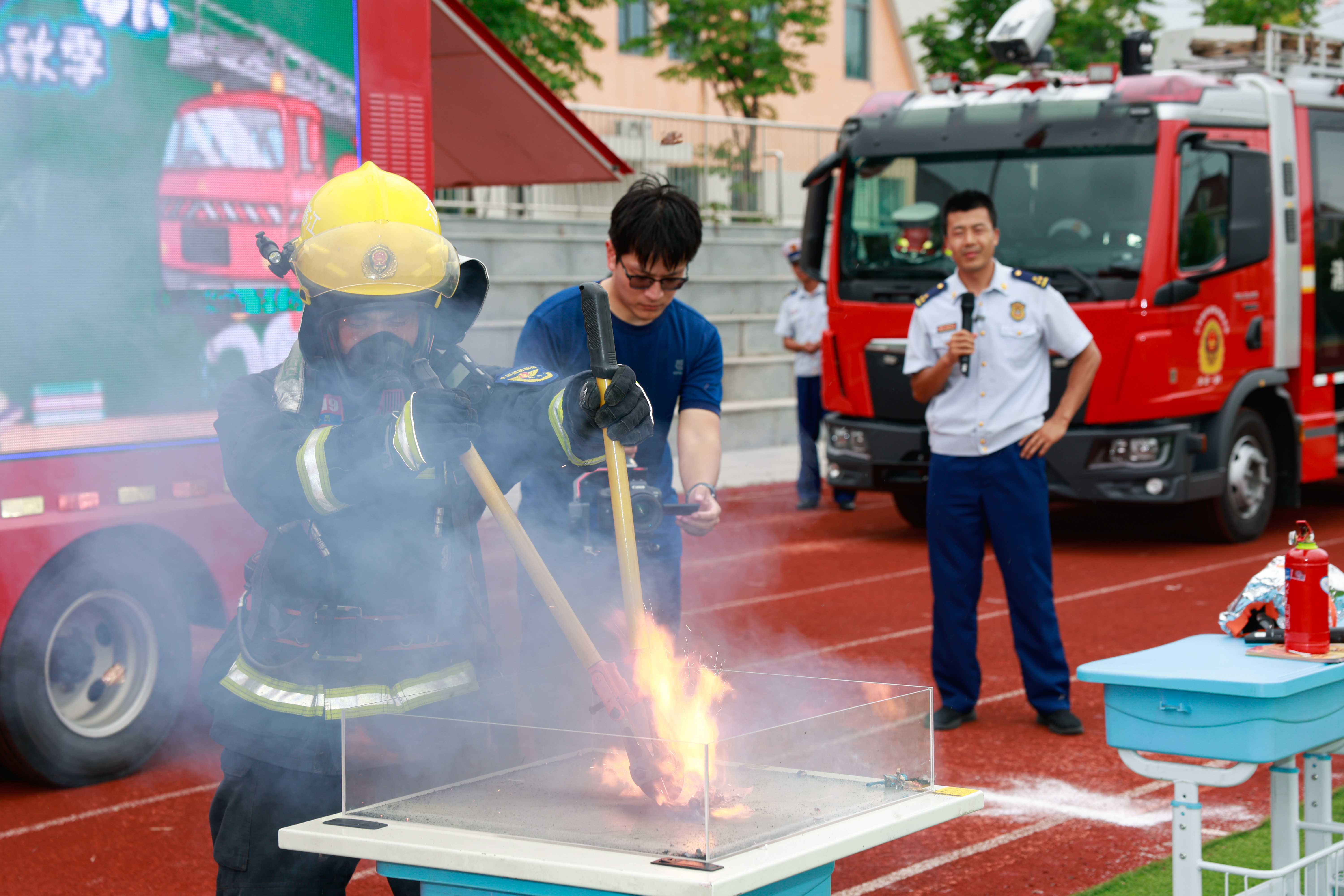 蓝朋友+蓝焰老师，点亮平安开学季
